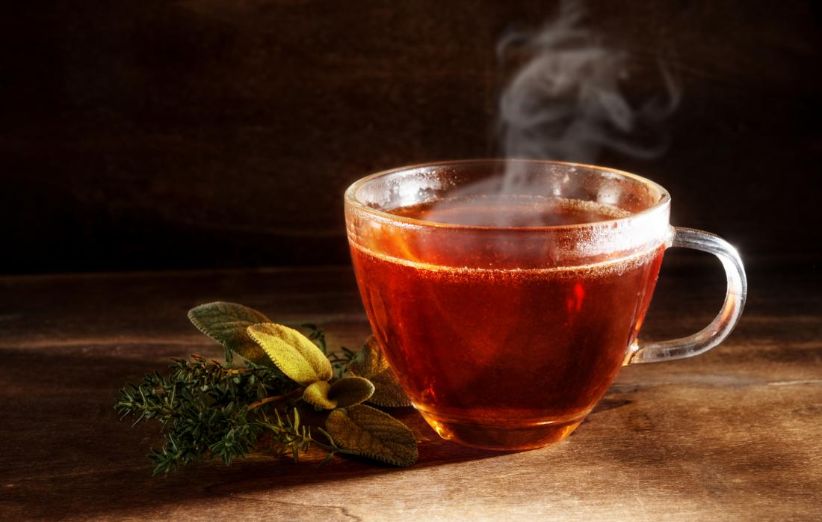 چای داغ از خوراکی های مفید برای سرماخوردگی 