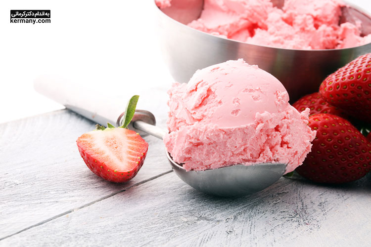 بستنی توت فرنگی تهیه شده با شیرنارگیل یکی از میان وعده‌های کتویی است.