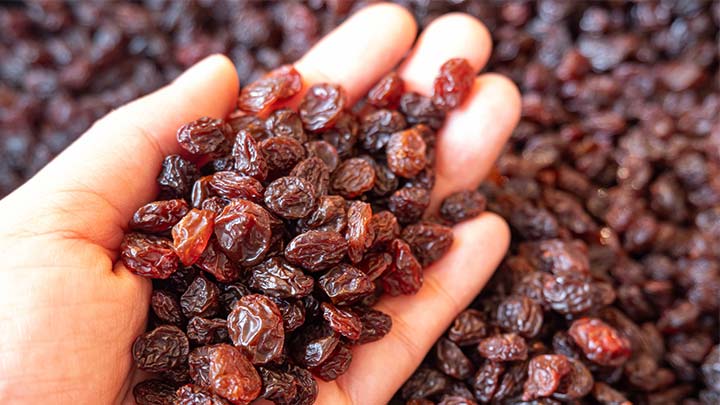 همه چیز درباره فواید کشمش سبز و سیاه