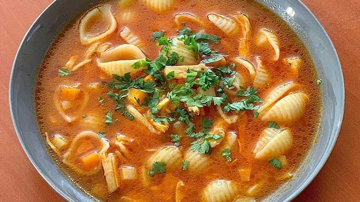 مراحل تهیه آش گوشواره تبریز با ماکارونی فرمی