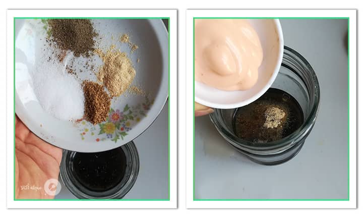 اضافه کردن سس خردل و ادویه برای سس سالاد انار و اسفناج