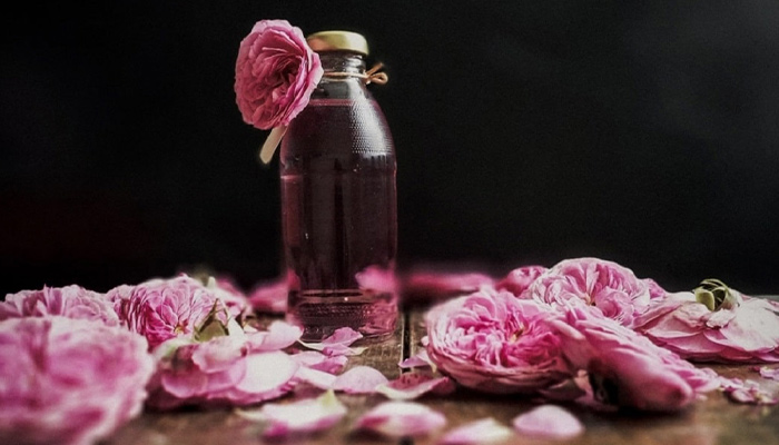 پایین آوردن تب کودک با گلاب