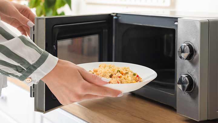 چه غذاهایی را نباید ۲ بار گرم کرد؟