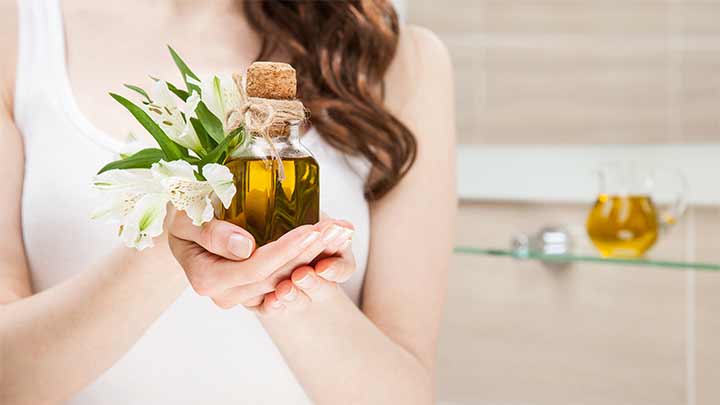 روغن رزماری؛ بهترین روغن برای ماساژ صورت