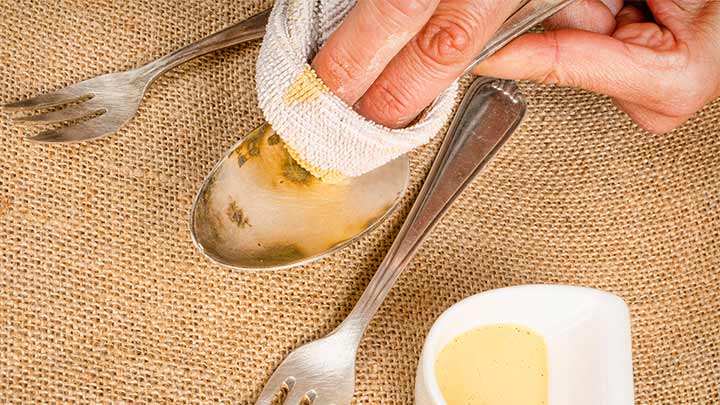 استفاده از روغن زیتون برای براق کردن قاشق و چنگال