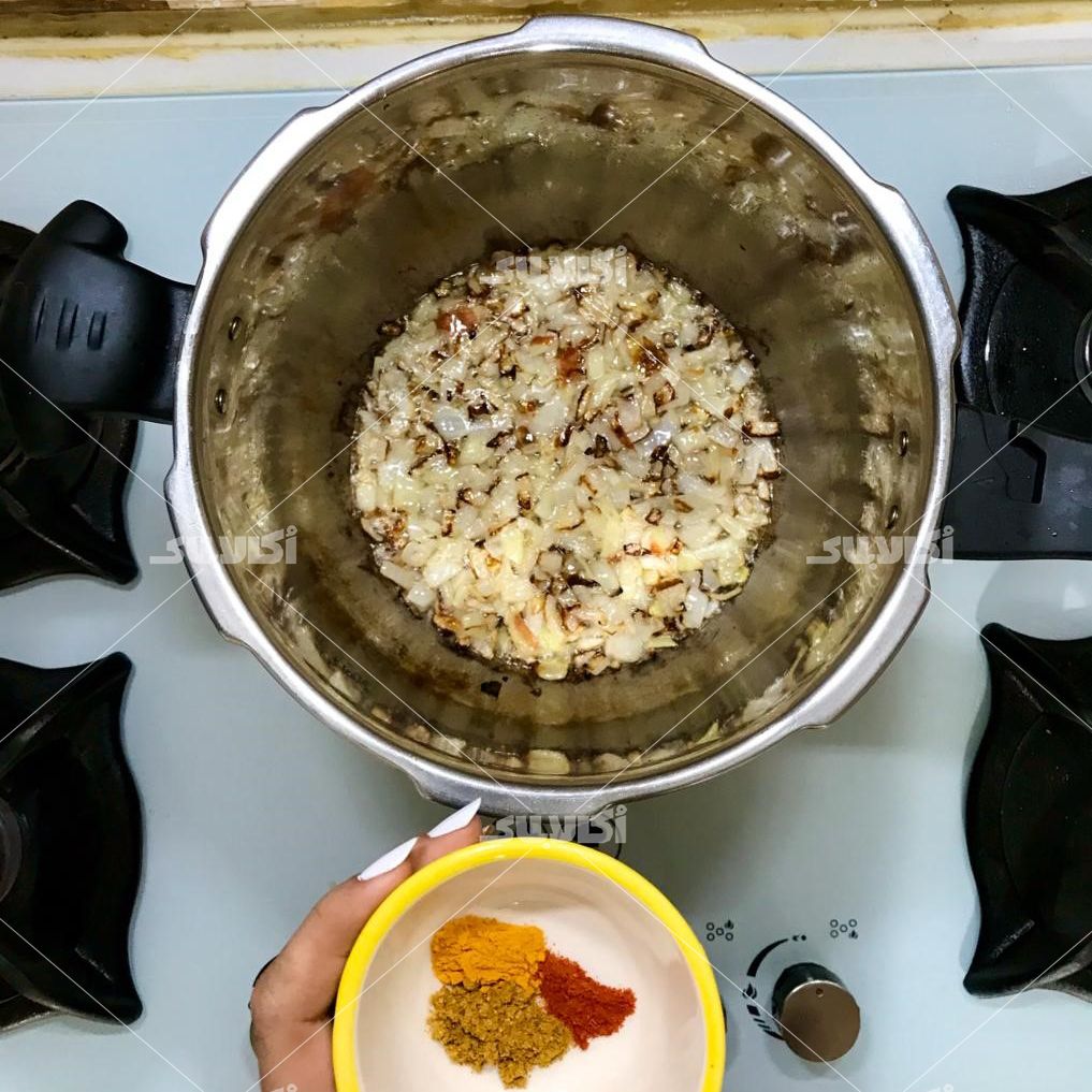 سرخ کردن پیاز- خورشت به و آلو
