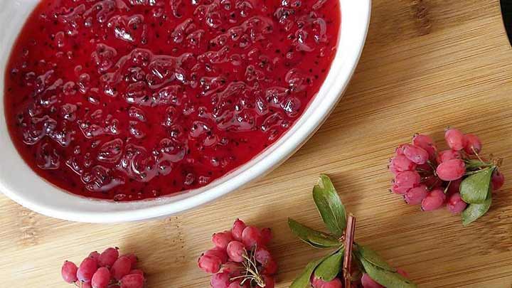 مراحل تهیه ترشی زرشک تازه خانگی