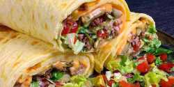 ساندویچ گوشت چرخ کرده خوشمزه و مخصوص با پنیر پیتزا