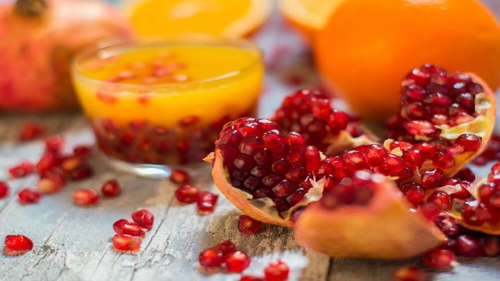 طرز تهیه اسموتی انار و پرتقال